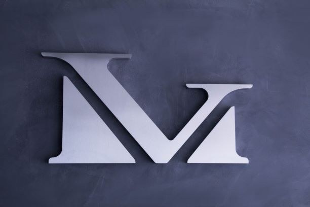 Logotipo VM em relevo no escritório